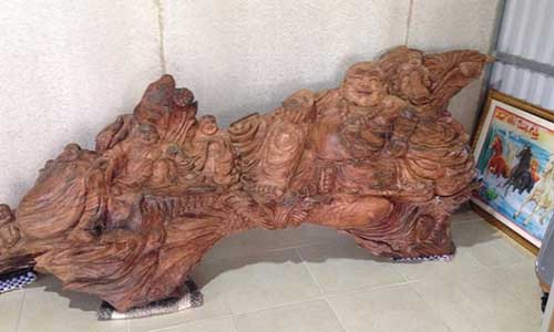 Bức tượng phật Di Lạc được ông Đoàn chạm khắc với những họa tiết, đường nét rất tinh xảo, bắt mắt .