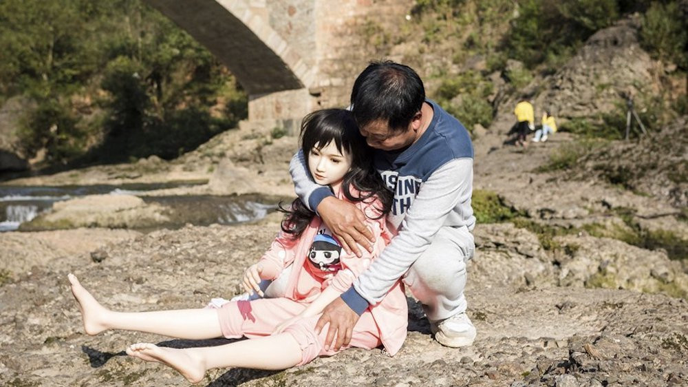 Nguoi dan ong 60 tuoi mua bup be tinh duc, coi nhu con gai