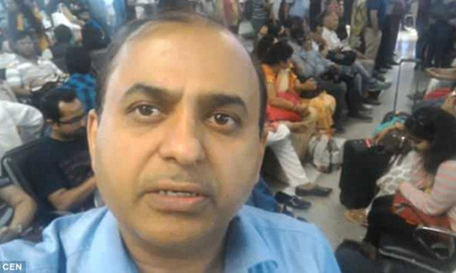 Bác sĩ phẫu thuật tim Saurabh Rai rát tức giận vì bị cư xử thô lỗ và đuổi khỏi máy bay sau khi phàn nàn trên cabin có muỗi. Ảnh: CEN