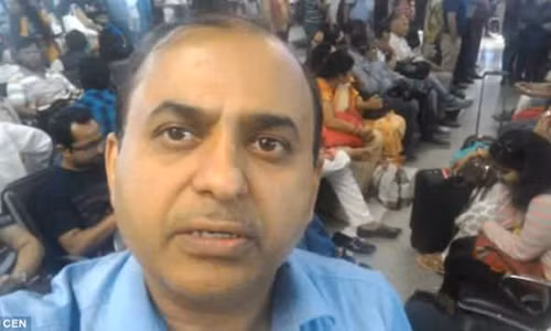 Bác sĩ phẫu thuật tim Saurabh Rai rát tức giận vì bị cư xử thô lỗ và đuổi khỏi máy bay sau khi phàn nàn trên cabin có muỗi. Ảnh: CEN