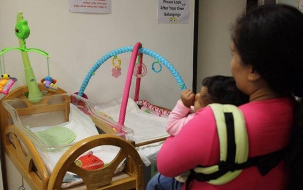 Trả 5 triệu/tháng để bác giúp việc trông con giúp, nhưng con quấy khóc vợ chồng trẻ lại tự chăm tự dỗ. (Ảnh minh họa)