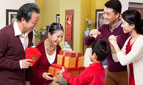 Giá cả dịch vụ xông đất đầu năm khá "chát" (Ảnh minh họa).