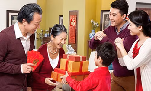 Giá cả dịch vụ xông đất đầu năm khá "chát" (Ảnh minh họa).