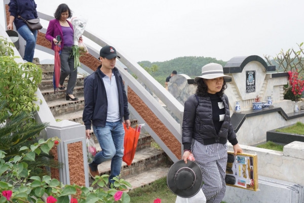 Dọc lối lên xuống nghĩa trang từng đoàn người của các gia đình cũng tụ họp về đây để tảo mộ cho tổ tiên.