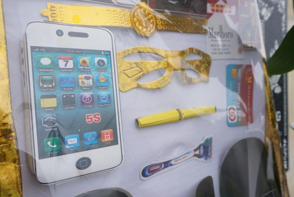 Các đồ vật như iPhone, đồng hồ, dao cạo râu, kính, quần áo được chuẩn bị đầy đủ.