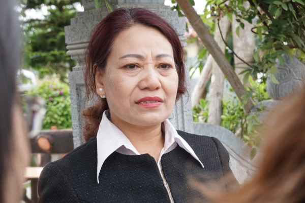 Được về tảo mộ cho cha đẻ của mình đã khuất, cô Nguyễn Thị Bích Ngọc (ở quận Thanh Xuân, Hà Nội) rưng rưng nước mắt. Cô Ngọc cho biết, cha cô khi còn sống là người rất tình cảm, luôn thương yêu các con trong nhà nên năm nào cứ ngày lễ Tết, Tết thanh Minh… con cháu dù bận đến mấy cũng sẽ thu xếp về cùng nhau dâng nén hương lên đấng sinh thành.