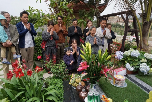 Tại Công viên nghĩa trang Lạc Hồng Viên (Lương Sơn, Hòa Bình) sáng ngày 7/3 có rất nhiều người trong gia đình, dòng họ và cả những trẻ nhỏ quây quần về đây vái vọng tổ tiên, viếng những người thân đã khuất.