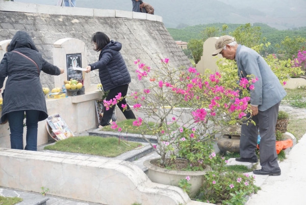 Theo đại đức Thích Trí Thịnh, Trụ trì chùa Kim Sơn Lạc Hồng cho biết, ngày Tết thanh minh được xem là ngày giỗ chung cho tổ tiên của các gia đình. Trong ảnh, nhiều phần mộ luôn ngập sắc hoa.