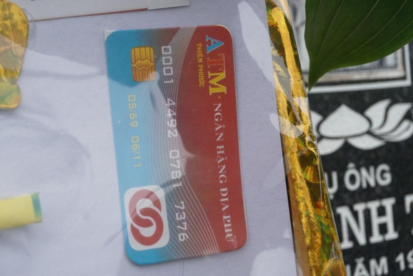 Thậm chí cả thẻ ATM cũng được con cháu “sắm” cho tổ tiên.