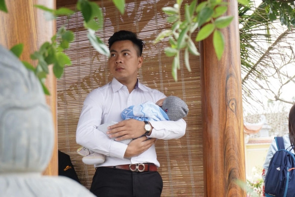 Cháu bé mới sinh không lâu cũng được bố đưa ra mộ cụ ông vái vọng, cầu mong tổ tiên nơi suối vàng được an yên.