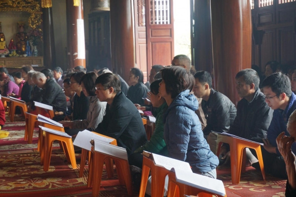 Dịp này nhiều người cũng ghé vào chùa cầu an, cầu cho vong linh tổ tiên được ấm cúng, gia đình yên ấm.