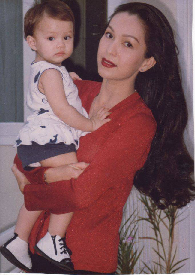 Năm 1994, người đẹp kết hôn với doanh nhân Hà Tôn Đức. Và một năm sau đó, cô con gái đầu có tên Hà Thùy My ra đời. Đến năm 2000, Diễm My tiếp tục sinh con gái thứ 2 và đặt tên là Hà Quế My.