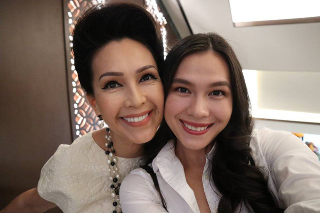 Thùy My rất ít khi chia sẻ hình ảnh về mẹ. Thỉnh thoảng cô nàng chỉ "than thở" nhớ gia đình, quê hương khi đang sinh sống và học tập nơi đất khách quê người.