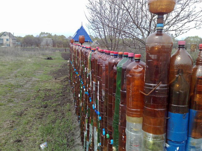 Để có được hàng rào này phải uống nhiều nước ngọt lắm đây.