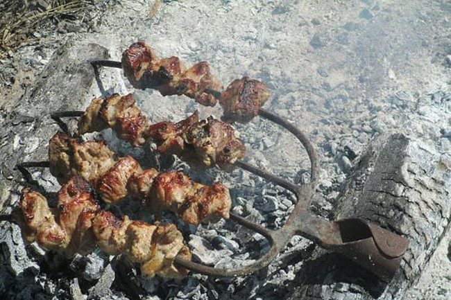 "Xiên" nướng thịt hơi bị đặc biệt đấy.