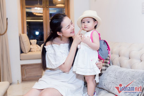 Cô kể hồi có bầu từng nghiên cứu tất cả phương pháp dạy con từ Đông tới Tây. Cô lên thời gian biểu chi tiết cho một ngày của con, từ ăn cái gì, uống bao nhiêu sữa đến việc chơi, việc học... dán đầy tường. Nhưng giờ hầu như không áp dụng được cái gì. Vì em bé không phải cái máy, cô muốn con 6h dậy hay 22h ngủ mà bé không muốn thì cũng không được, đành phải dựa hết vào bé. Phan Như Thảo tiết lộ Đức An rất thương và chiều con, bé muốn gì được nấy.