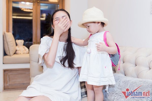 “Sinh con xong, tôi thấy mình ngu hẳn đi. Phụ nữ sinh con sẽ mất trí nhớ ít nhiều. Hồi sinh Bồ Câu, tôi không thể nhớ nổi một việc vừa xảy ra cách đó 10 phút. Trong khi hồi xưa, tôi đọc kịch bản phim truyền hình dài 30 tập một lần là thuộc luôn, 2 năm sau vẫn nhớ lời thoại. Tôi chỉ đọc đúng một lần lúc nhận kịch bản rồi thôi, khi ra quay tôi không cần đọc lại. Đoàn phim nào từng làm việc với tôi đều biết chuyện đó. Vậy mà sinh Bồ Câu xong, tôi ngu đi 80%. Bây giờ là đỡ nhiều rồi đó”, cựu người mẫu Phan Như Thảo tâm sự.