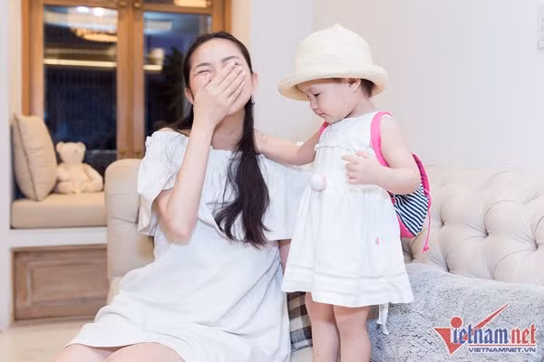 “Sinh con xong, tôi thấy mình ngu hẳn đi. Phụ nữ sinh con sẽ mất trí nhớ ít nhiều. Hồi sinh Bồ Câu, tôi không thể nhớ nổi một việc vừa xảy ra cách đó 10 phút. Trong khi hồi xưa, tôi đọc kịch bản phim truyền hình dài 30 tập một lần là thuộc luôn, 2 năm sau vẫn nhớ lời thoại. Tôi chỉ đọc đúng một lần lúc nhận kịch bản rồi thôi, khi ra quay tôi không cần đọc lại. Đoàn phim nào từng làm việc với tôi đều biết chuyện đó. Vậy mà sinh Bồ Câu xong, tôi ngu đi 80%. Bây giờ là đỡ nhiều rồi đó”, cựu người mẫu Phan Như Thảo tâm sự.