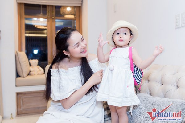 Khác với chồng, cựu mẫu nuôi con rất… hoang dã. Phan Như Thảo để con tự lập, ví dụ như bị ngã thì khóc xong phải tự biết đứng dậy; biếng ăn thì cứ nhịn, khi nào đói thì cho ăn. Vì thế, bé Bồ Câu khá nhỏ con chứ không mũm mĩm như các bé khác.