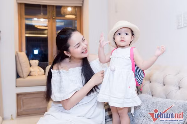 Khác với chồng, cựu mẫu nuôi con rất… hoang dã. Phan Như Thảo để con tự lập, ví dụ như bị ngã thì khóc xong phải tự biết đứng dậy; biếng ăn thì cứ nhịn, khi nào đói thì cho ăn. Vì thế, bé Bồ Câu khá nhỏ con chứ không mũm mĩm như các bé khác.