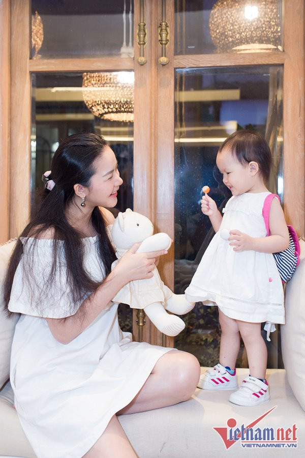 Phan Như Thảo cũng cho hay đã thống nhất với chồng chỉ nuôi con đến 18 tuổi. Thời trẻ, mẹ Phan Như Thảo cũng làm như vậy, từ sau 18 tuổi trở đi là chỉ cho con tiền học đại học, còn lại phải tự bươn chải kiếm sống. Theo cô, nếu sau này con đến 35 – 40 tuổi mà vẫn nghèo thì do vợ chồng cô sinh con quá kém cỏi. Khi đó, cô sẽ cho con hưởng thừa kế. Còn từ 18 đến 35 tuổi, bé phải tự kiếm sống chứ không được hưởng đồng nào từ bố mẹ. Cựu mẫu cho rằng con mình không tệ đến thế. Cô tin Bồ Câu sẽ giống mình hồi xưa, ba mẹ cho tiền cũng không lấy.