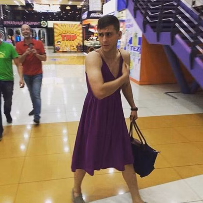 Đi vội mặc nhầm áo của gấu thôi mà các thím.