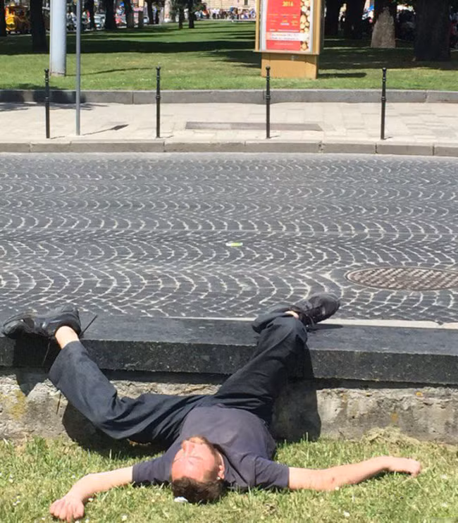 Cơn buồn ngủ ập đến bất ngờ thì không thể cưỡng lại được.