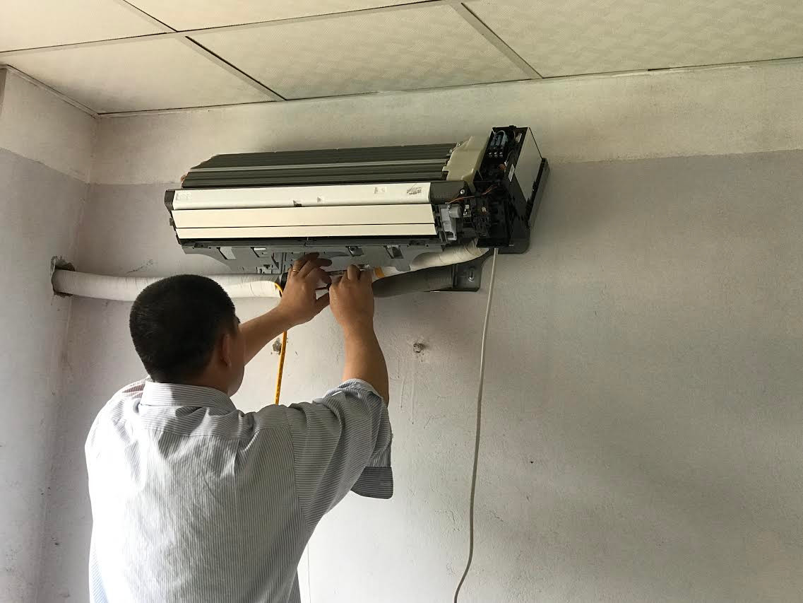 Những ngày nắng nóng đỉnh điểm như hiện nay, khách muốn lắp đặt, bảo dưỡng hay sữa chữa thường phải chờ hàng tuần.