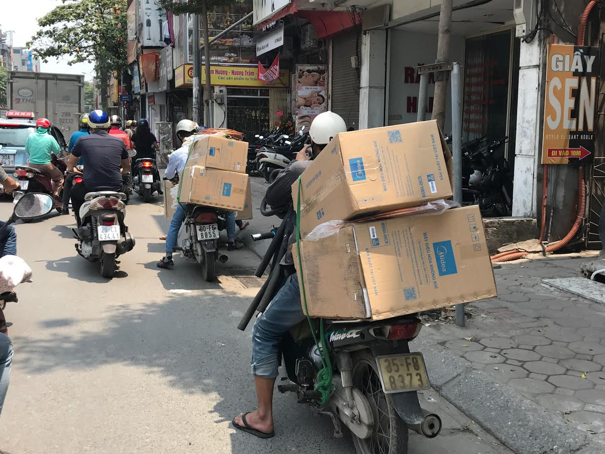 Những ngày lượng lượng người mua mua điều hòa tăng mạnh khiến thợ điều hòa làm không hết việc.