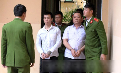 Hai bị cáo Quang và Hoàng tại phiên xét xử. (Bị cáo Quang phía bên phải)