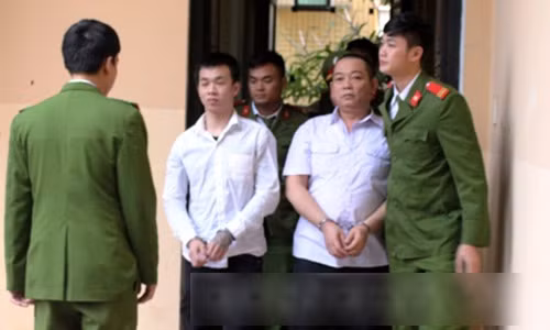 Hai bị cáo Quang và Hoàng tại phiên xét xử. (Bị cáo Quang phía bên phải)