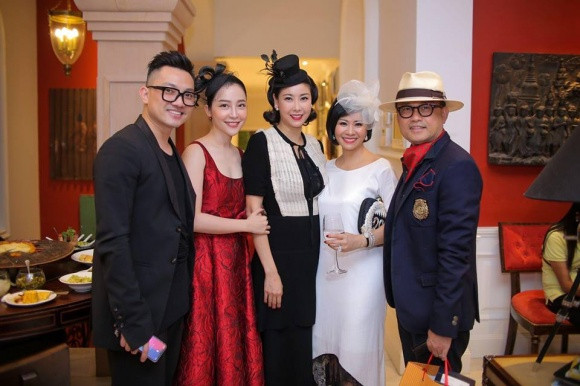 Linh Nga và bạn trai chụp ảnh cùng vợ chồng Hà Kiều Anh.