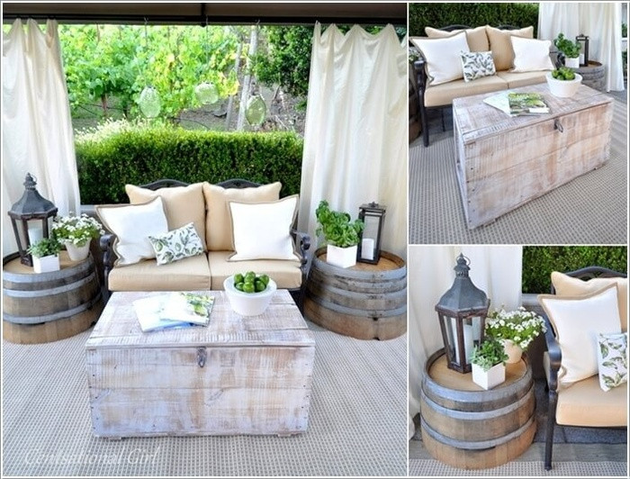 Với khoảng diện tích hiên nhà, bạn có thể đặt bộ bàn ghế nhỏ xinh giúp mọi người thoải mái chuyện trò, ăn sáng hay hàn huyên tâm sự khi đêm buông xuống. Hãy đặt thêm hai thùng rượu cạnh ghế để đặt đèn chiếu sáng, thêm những chậu cây xanh cho không gian nhỏ thêm tiện ích, sáng và đẹp hơn.