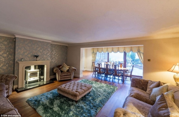 Phòng khách được trang bị nội thất sang trọng, đắt tiền.