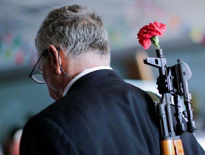 Phụ nữ tham dự buổi lễ này thường mặc đồ trắng trong khi nam giới mặc áo vest đen.