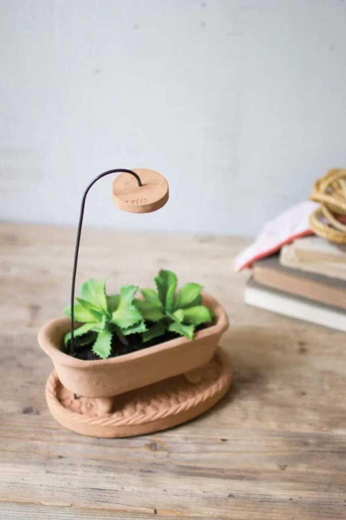 Chiếc bình có hình bồn tắm này sẽ là vật trang trí thú vị khi được đặt ở bàn làm việc của bạn.