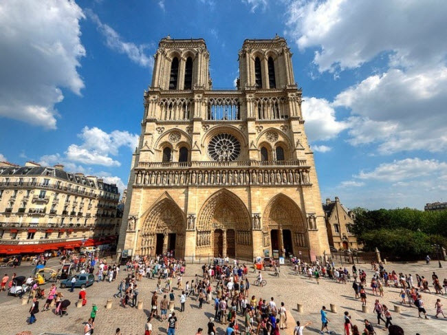 Nhà thờ Đức Bà là địa điểm không thể bỏ qua khi du khách đặt chân tới Paris.