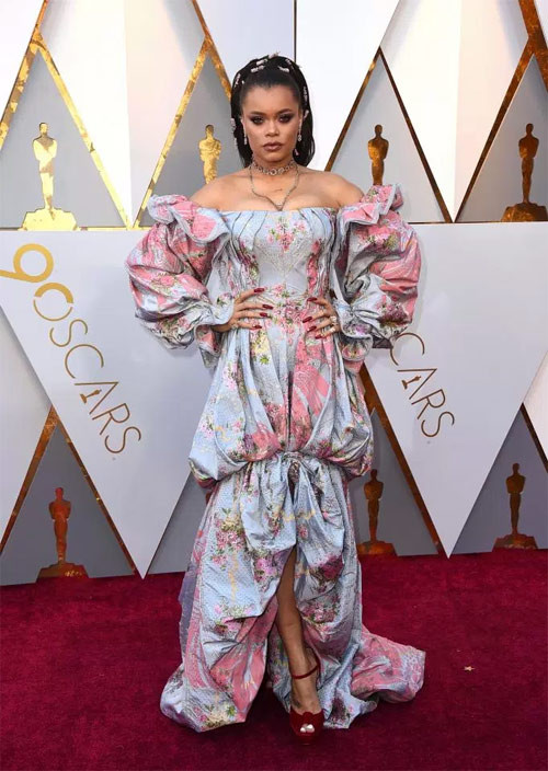 Lại thêm một bộ váy nhăn nhúm, lùng bùng như vỏ chăn bông của Andra Day.