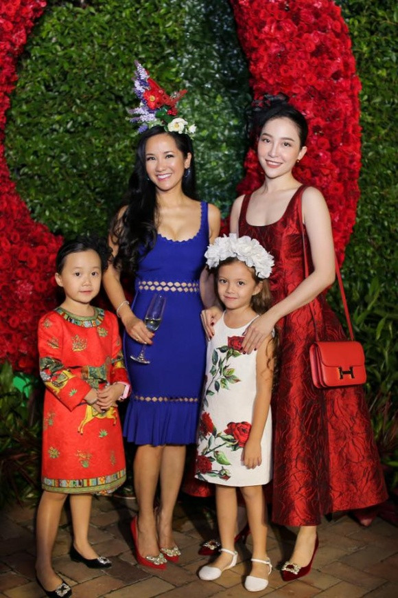 Diva Hồng Nhung cùng con gái.