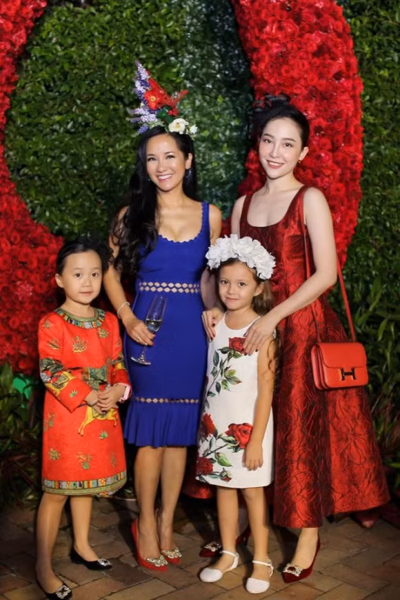 Diva Hồng Nhung cùng con gái.