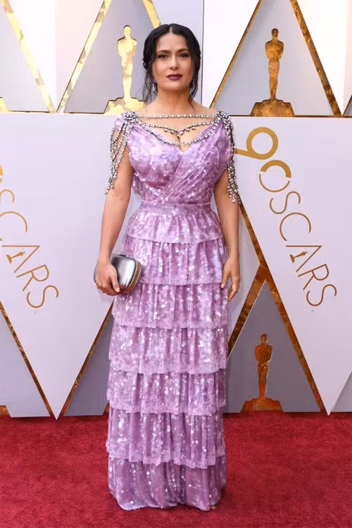 Salma Hayek dù là vợ tỷ phú thời trang vẫn mặc quá sến sẩm.