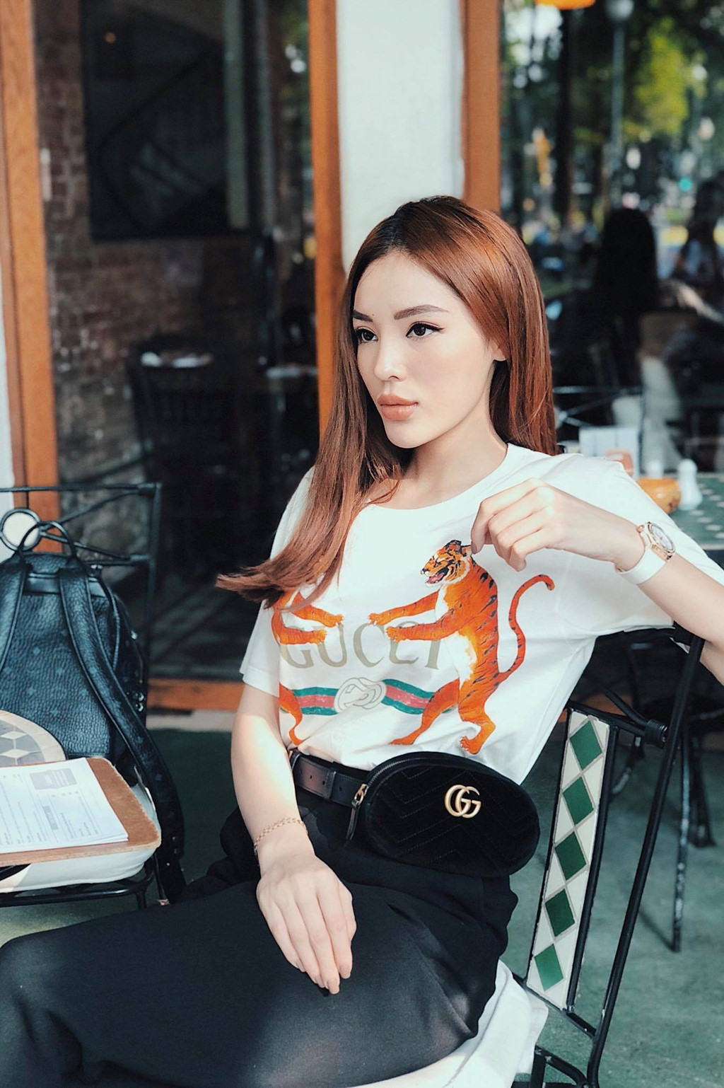 "Có lẽ, cái giá của sự trưởng thành chính là đổi nụ cười ngày càng ít lấy lớp vỏ bọc cứng rắn để trang bị cho mình trong cái xã hội phức tạp này", mới đây Kỳ Duyên chia sẻ trên trang cá nhân. Qua những hình ảnh và sự xuất hiện của cô những tháng gần đây, có thể thấy nụ cười ngày càng thiếu vắng trên gương mặt của hoa hậu.