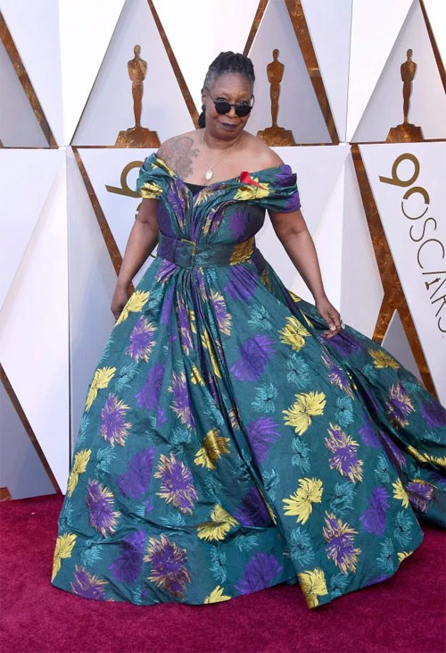 Whoopi Goldberg mặc bộ đầm như làm từ rèm cửa.