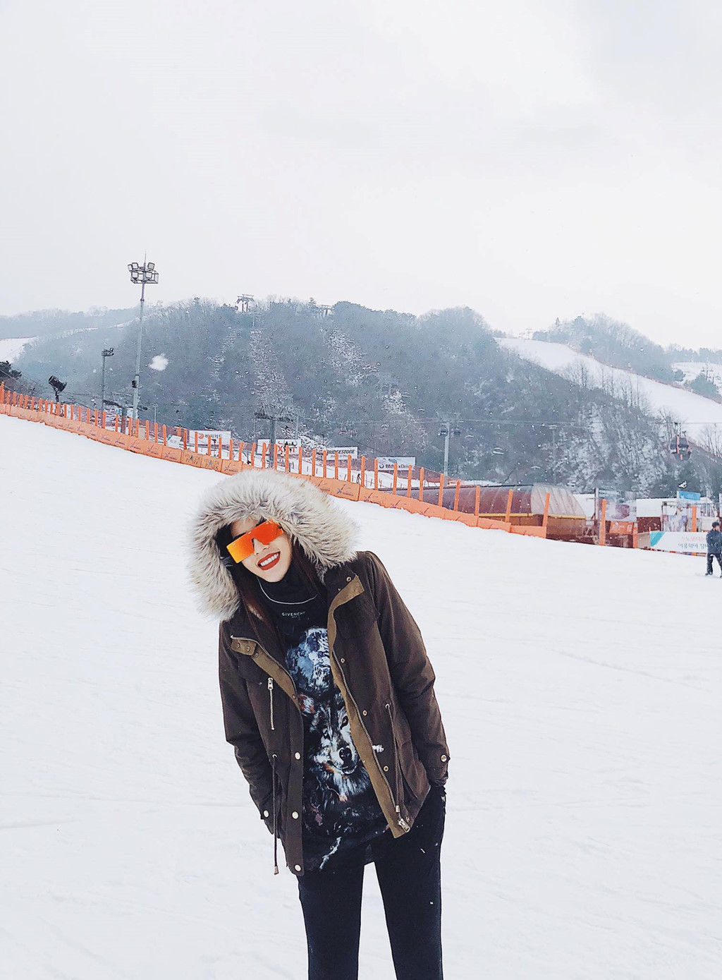 Những lúc hiếm hoi cười tươi, hoa hậu cũng được khen là có nụ cười tỏa nắng.