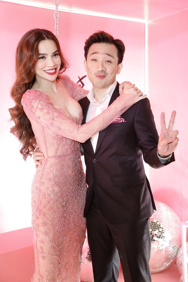 Trước đó, để hóa thân vào nhân vật cho từng kịch bản vai diễn, danh hài Trấn Thành phải trang điểm thành con gái nhưng chỉn chu và kỹ càng, quan trọng hơn anh chọn một bộ đồ phù hợp. Nhưng lần này, có lẽ Trấn Thành đã bị chuyên gia trang điểm hại.