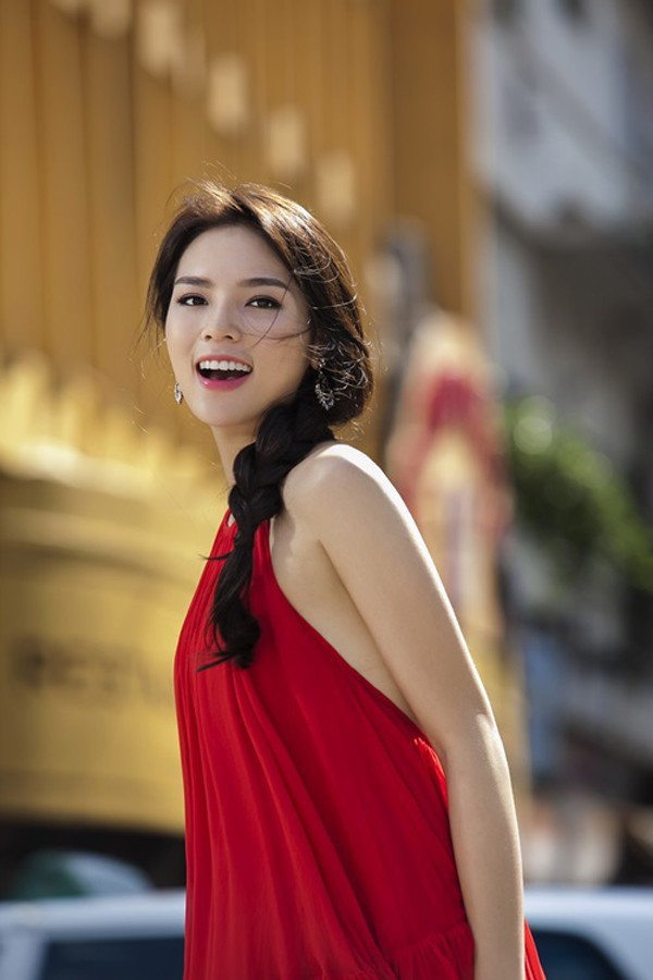 Nhiều hình ảnh của hoa hậu thể hiện vẻ đẹp hồn nhiên thời thiếu nữ. Trang phục của cô chưa thể hiện được cá tính riêng.