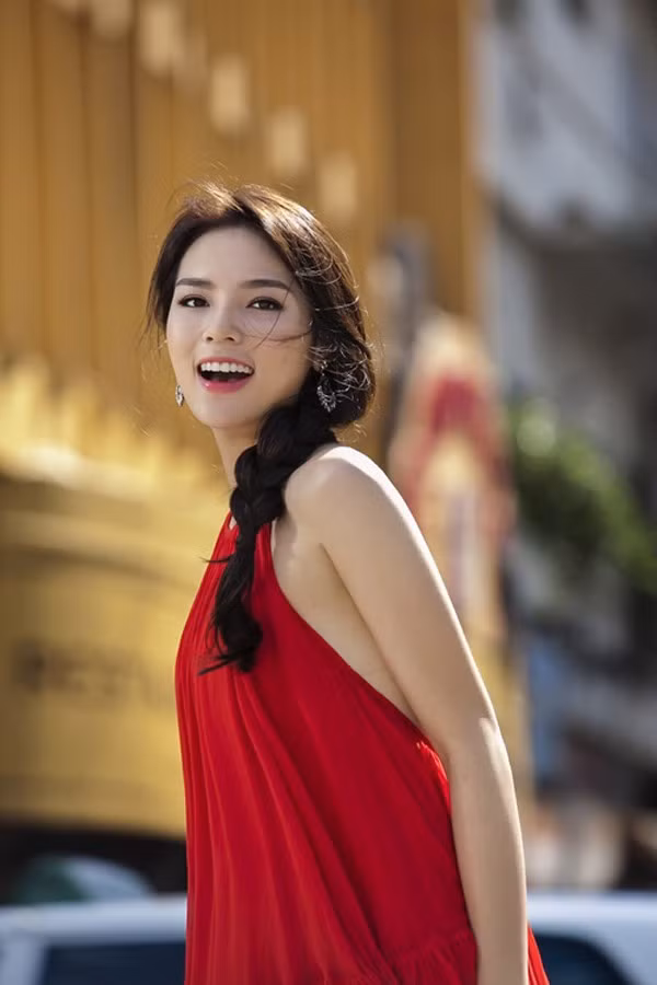 Nhiều hình ảnh của hoa hậu thể hiện vẻ đẹp hồn nhiên thời thiếu nữ. Trang phục của cô chưa thể hiện được cá tính riêng.