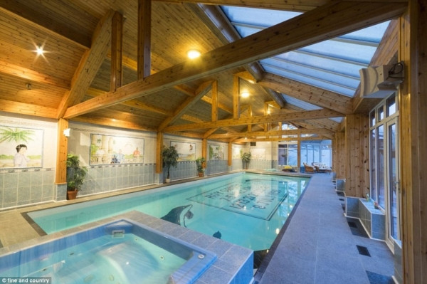 Bể bơi trong ngôi nhà trị giá hơn 230 tỷ VNĐ.