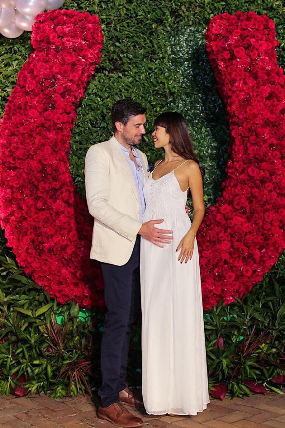 "Bà bầu" Hà Anh cùng chồng tham dự bữa tiệc.