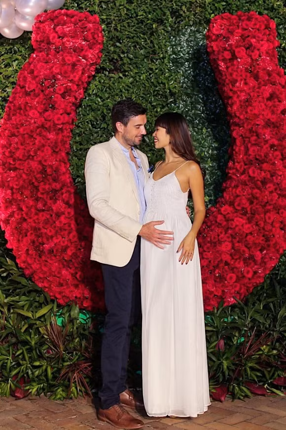 "Bà bầu" Hà Anh cùng chồng tham dự bữa tiệc.